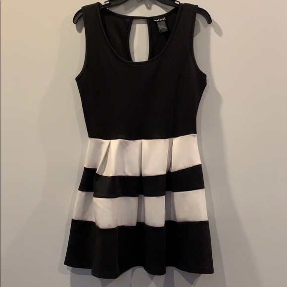 Black and white skater dress - Picture 2 of 6